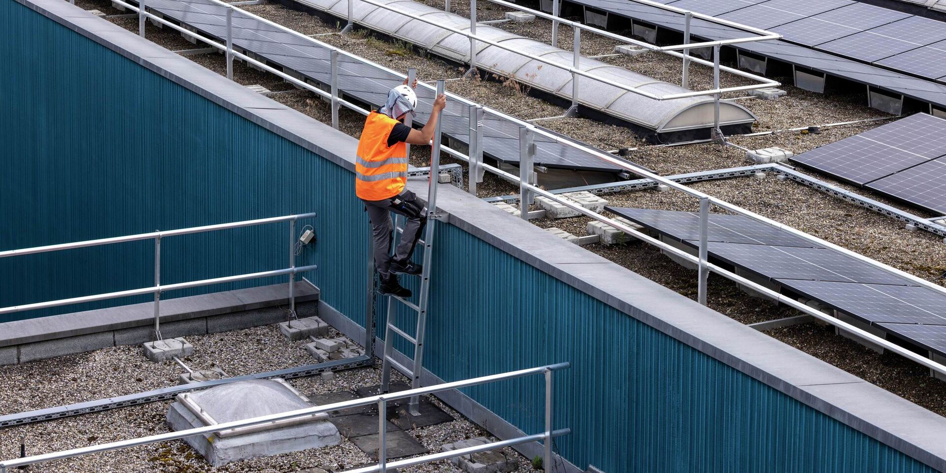 Bei Flachdächern lohnt sich ein permanentes Geländer